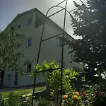 Lägenhet Mia Rab Town